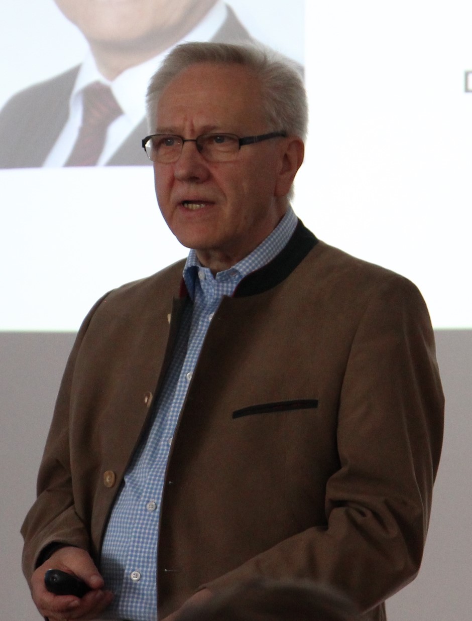 files/images/Nachrichten/NMS Schattendorf/DI Gerhard Spatzierer beim Vortrag.JPG