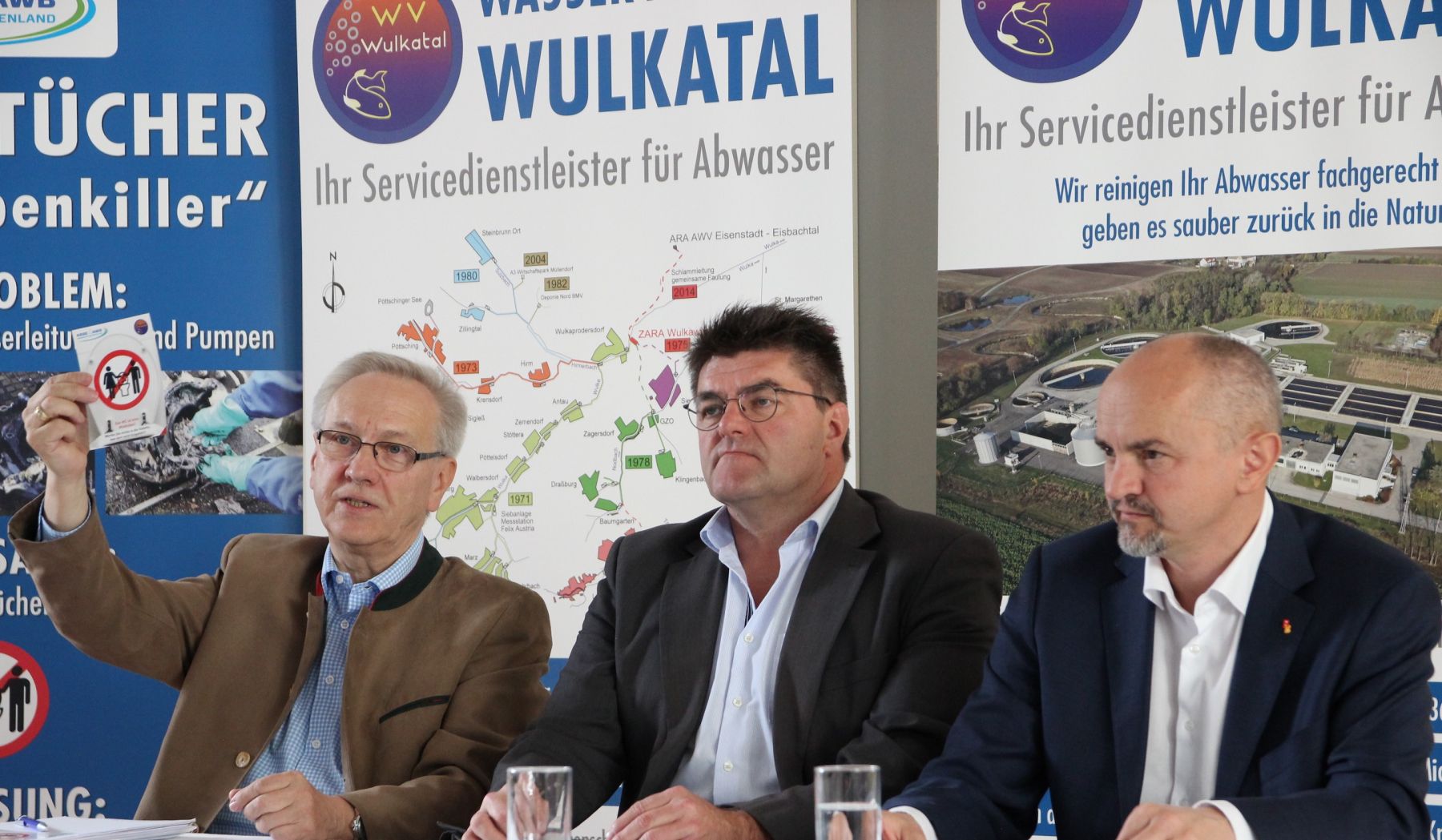 files/images/Nachrichten/NMS Schattendorf/Spatzierer wirbt fuer den Toiletten-Aufkleber - vlnr Spatzierer,Lotter, Zitz.JPG