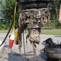 Feuchttücher um eine Pumpe gewickelt